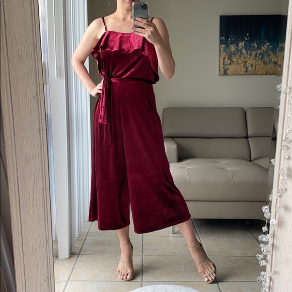 🆕 Velvet Ruffle Cropped Jumpsuit💋 - Picture 3 of 10